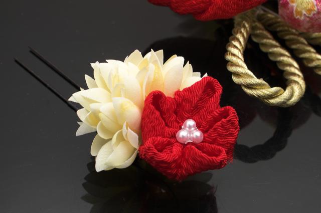 成人式 髪飾り 成人式の髪飾り つまみ細工 ２点セット 赤 レッド オレンジ 白 椿 ピンポンマム 花 玉飾り 組紐 縮緬 コサージュ 房飾り の通販はau Pay マーケット Soubien