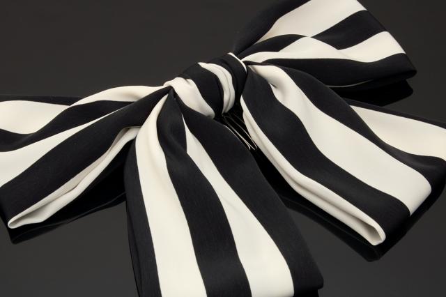 髪飾り リボン 黒 ブラック 白 オフホワイト 縞 ストライプ りぼん 和洋兼用 大きめ コーム式 髪留め ヘアアクセサリー 成人式向け 振袖の通販はau Pay マーケット Soubien