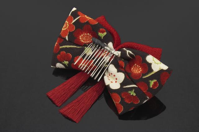 髪飾り リボン 赤 レッド 黒 ブラック 梅 花 丸ぐけ紐 りぼん 縮緬 ちりめん コーム式 髪留め 成人式向け 卒業式 振袖 袴 ヘアアクセサリの通販はau Pay マーケット Soubien