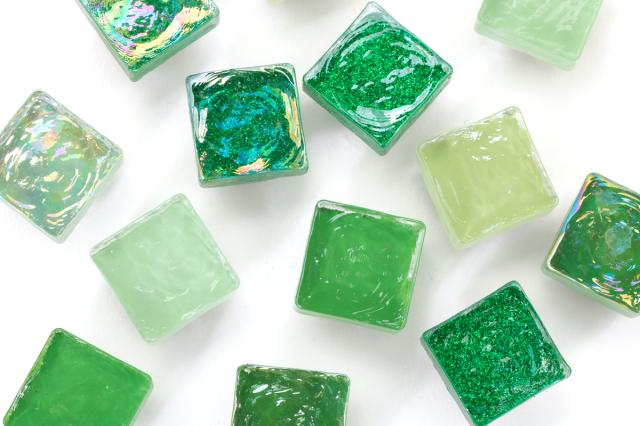 帯留め ビードロ 緑系 グリーン ガラス 四角 スクエア ハンドメイド 夏向け カジュアル 帯どめ おびどめ 和装小物 日本製 の通販はau Pay マーケット Soubien