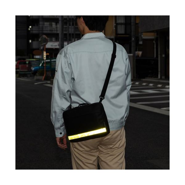現場用ポーチ タブレットも整理 収納 できる反射テープ付きショルダーポーチ BAG-GEN2BK 作業現場での必需品 タブレットも収納可能なショルダーポーチ 反射テープ付きで安全性もバッチリ 作業効率をアップさせる便利なアイテム 送料無料の通販は 現場用ポーチ タブレットも整理 収納 できる反射テープ付きショルダーポーチ BAG-GEN2BK 作業現場での必需品 タブレットも収納可能なショルダーポーチ 反射テープ付きで安全性もバッチリ 作業効率をアップさせる便利なアイテム 送料無料の通販は