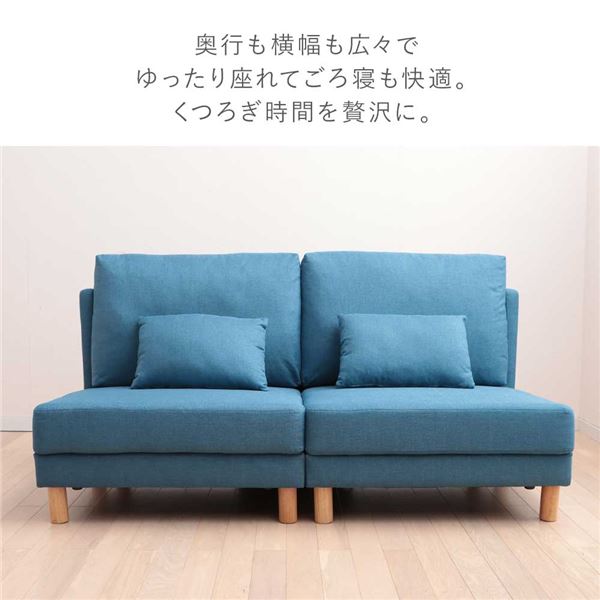 ネイビーのクッション付きハイバックソファ リラックスタイムに