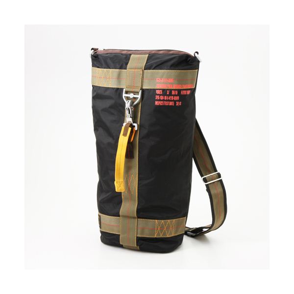 パラシュート ダッフルバッグ カバン ブラック 軽量 丈夫 ナイロン ミリタリーバッグ ミリタリーグッズ 軍モノ ストリート 黒 ブラックの空へ舞い上がる、パラシュートのようなダッフルバッグ 黒 送料無料の通販は