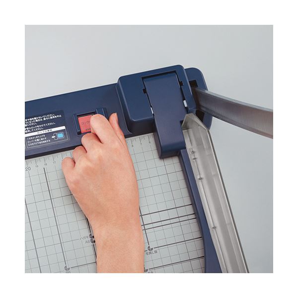 コクヨ ペーパーカッター（押し切り式）B4 DN-g 102 1台 狙った場所を軽々と切り裂く、安心感溢れるデザイン 使いやすさにこだわったB4サイズの押し切り式ペーパーカッター DN-g 102 送料無料の通販は