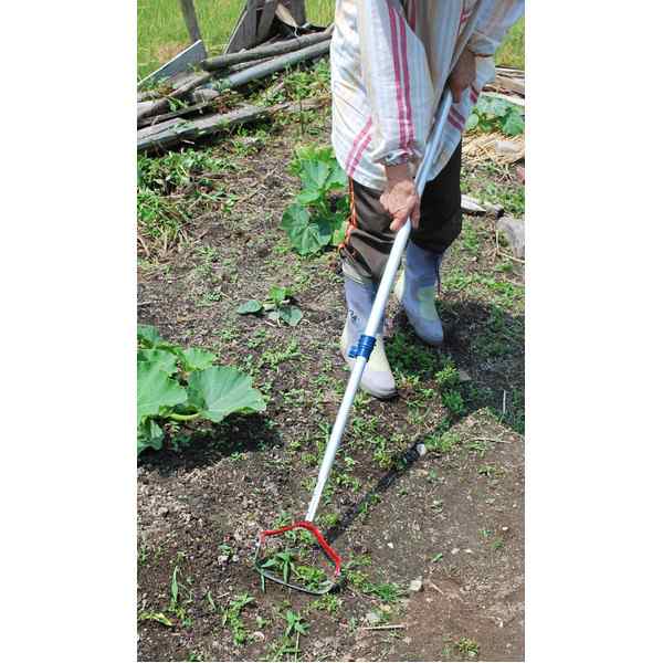 伸縮式けずっ太郎　アルミ伸縮柄（替刃１枚付き）【除草】 腰への負担を軽減する、伸縮可能な除草ツール 簡単操作の伸縮式グリーンワンダ