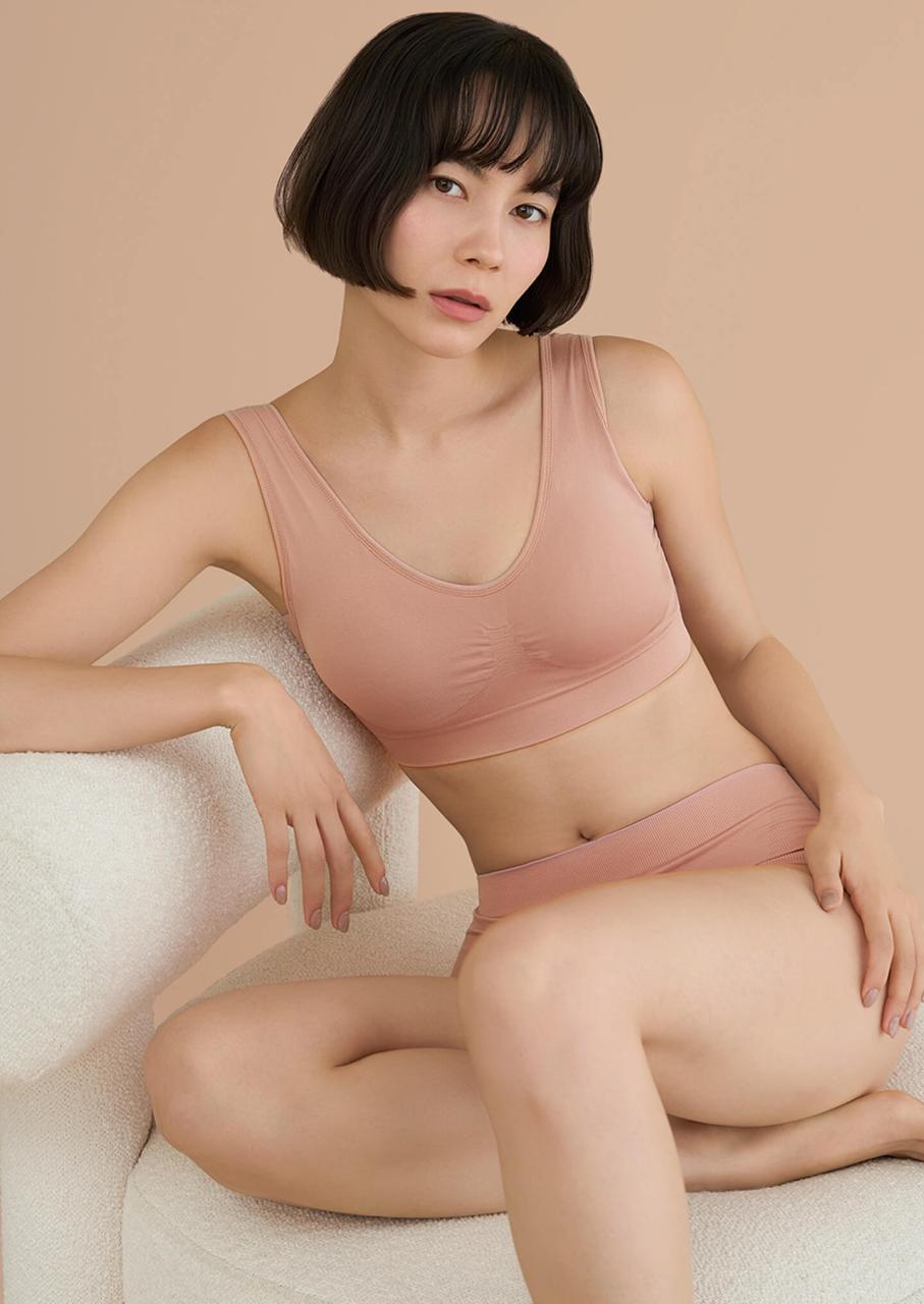 BAMBI WATER �X�^�C���i�C�g�u���ƃX�^�C���V���[�c�𒅗p�������f��