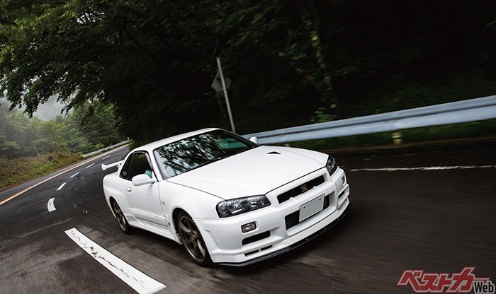 �R�[�i�[���삯������34GT-R