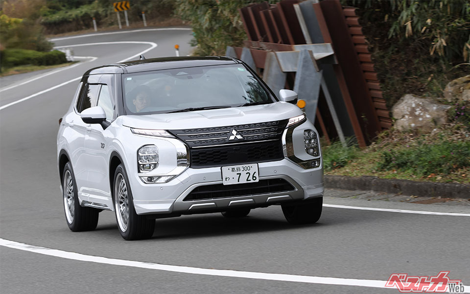 �A�E�g�����_�[PHEV�̑傫�ȃ{�f�B����������Ǝ󂯎~�߁A�R�[�i�����O�̃��X�|���X������