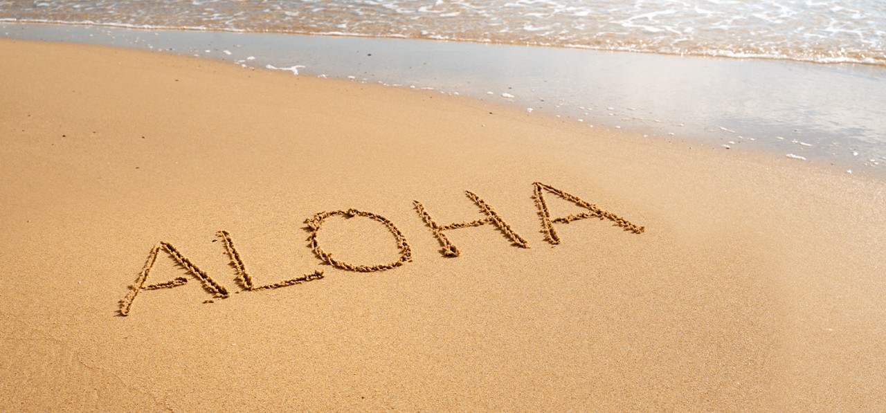 砂浜に書かれたALOHA