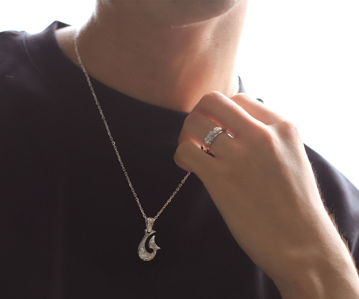 フィッシュフックのネックレスを着けた男性