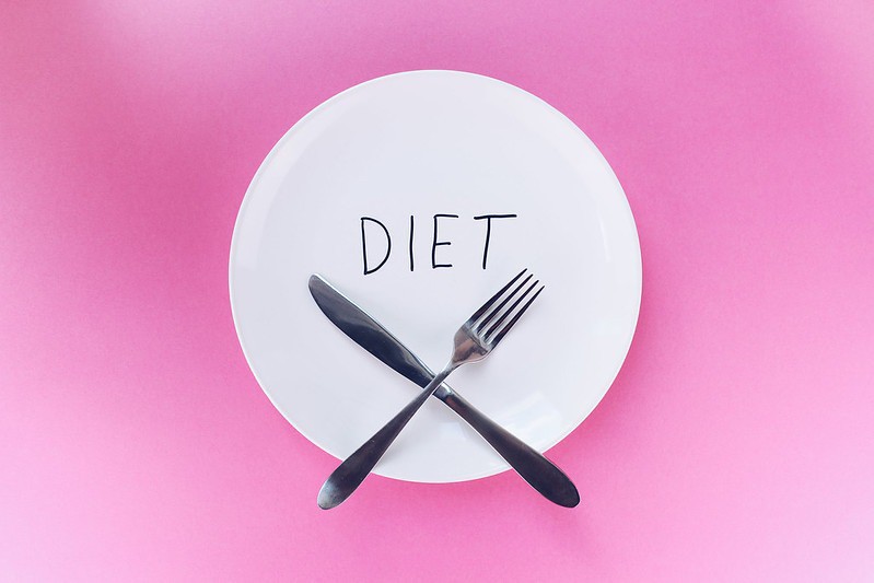 「DIET」と書かれたお皿