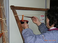 卵巣を麻紐にかけていく作業