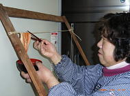 その日の天気や湿度によって紐からおちてしまうことも…