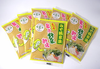 あなたは鶏肉派？豚肉派？それとも海鮮鍋？どんな具材でもおいしくいただける秘伝の味噌です