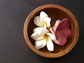 チークのボウル　造花