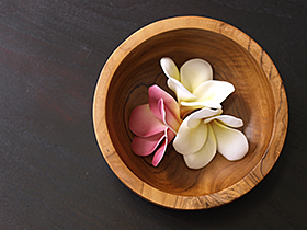 チークのボウル　造花