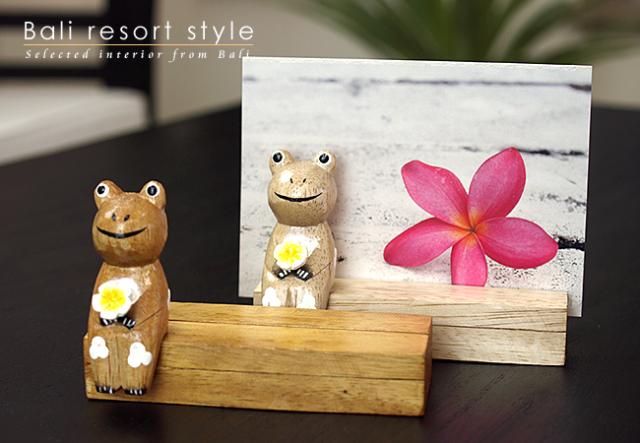 木彫りのカエル付きのカードスタンド