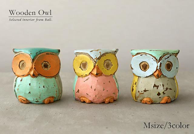 木製のフクロウの置物
