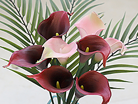 カラーリリィとパームリーフのアレンジ