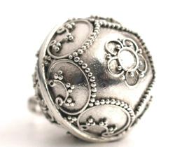 ガムランボール 月