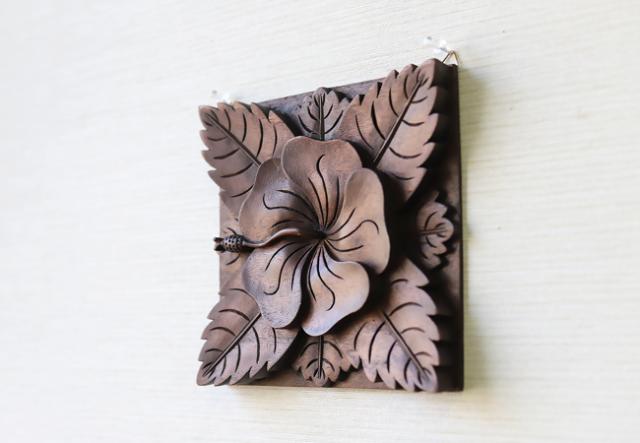 ハイビスカスの木製レリーフ