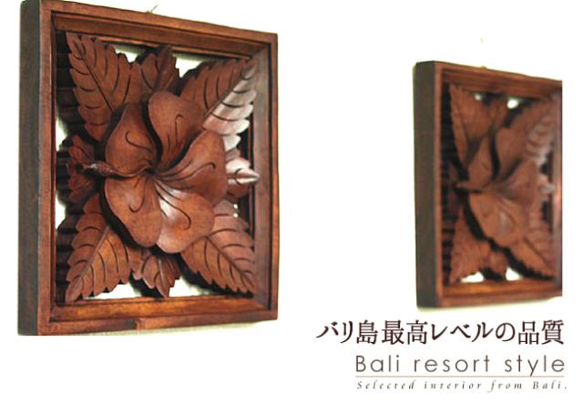 バリの木製のハイビスカスのレリーフ