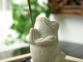 カエルのお香立て