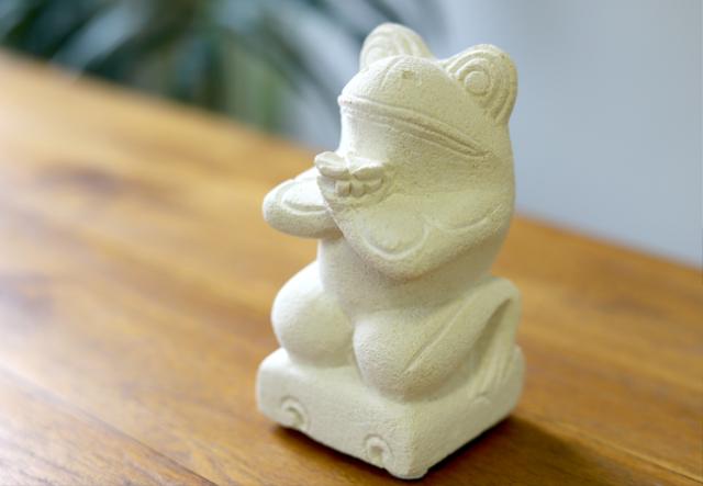 カエルの石像（プルメリア）