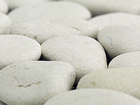 白い石を敷き詰める