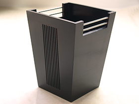 ダークブラウン