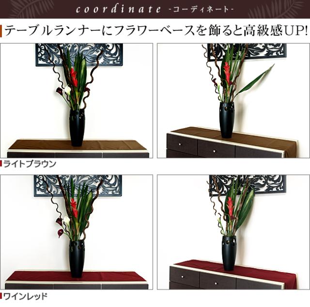 テーブルランナーにフラワーベースを飾ると高級感UP!