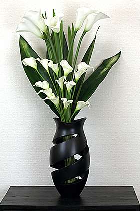 チークのフラワーベース　モダンデザイン