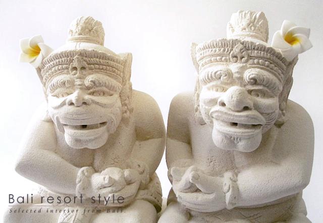 ムルダー＆トゥアレンの石像