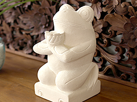 カエル　石彫り