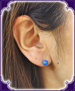 パワーストーンボールピアス 着用画像