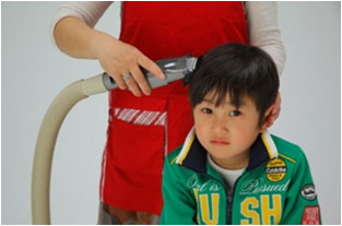 散髪（カット）した髪はそのまま掃除機へ