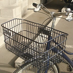 自転車前かご 超ワイドな自転車カゴ デカーゴ 通勤 通学 お買い物に便利 ビジネスバッグ 買い物袋が入る 自転車の通販はau Pay マーケット 5 1 土 5 5 水 はgw休業 自転車グッズのキアーロ