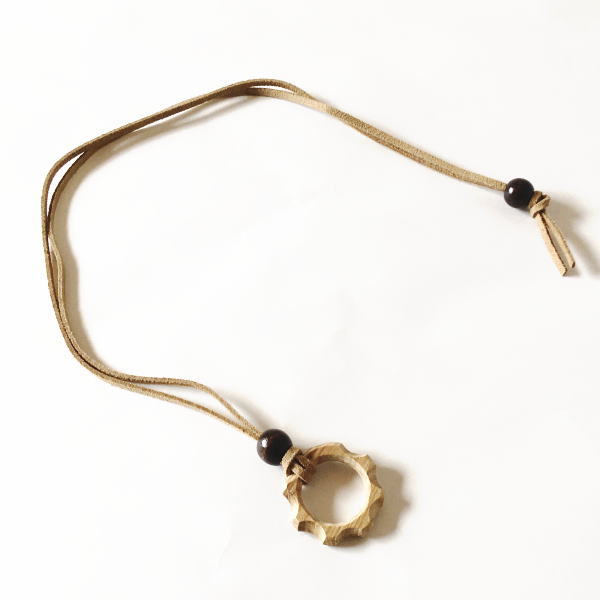 木製 ペンダント 槐 えんじゅ の木 ０２ 北海道 アクセサリー ネックレス チョーカー 日本製 ハンドメイド ウッドクラフト ナチュラル の通販はau Pay マーケット 北国の雑貨屋さん きりり