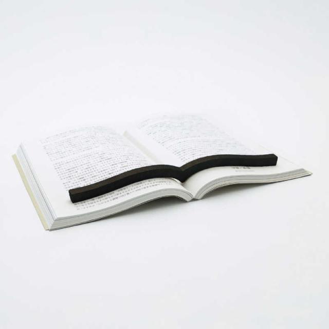 他サイト： コクヨ 本に寄り添う文鎮(鉄製) ブラック PW-01Dの商品画像