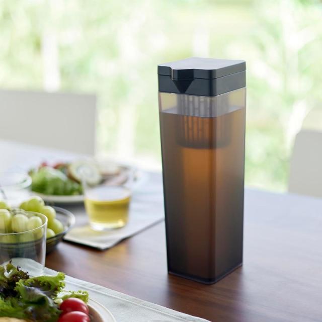 他サイト： 山崎実業 倒して置ける冷水筒 タワー ティーバッグ入れ付き ブラック 4903208017503 【品番:01750】の商品画像