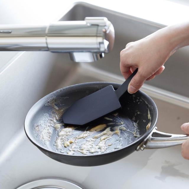 他サイト： 山崎実業 マグネットハンドル付シリコーンスポンジ タワー ブラック 4903208018869 【品番:01886】の商品画像