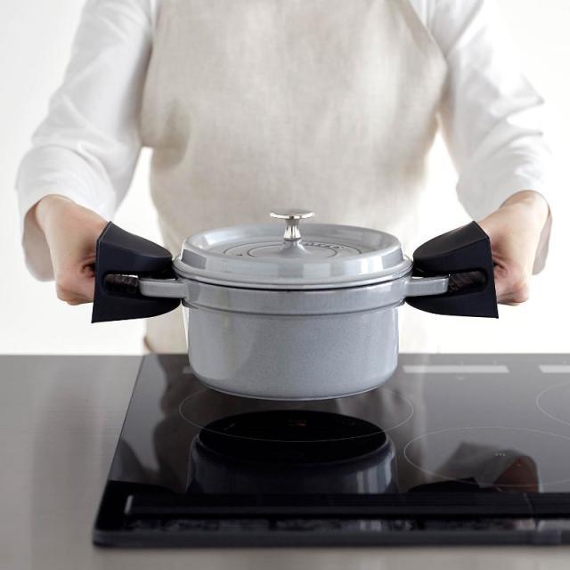 他サイト： 山崎実業 マグネットシリコーン鍋つかみ タワー 2個組 ブラック 4903208019583 【品番:01958】の商品画像