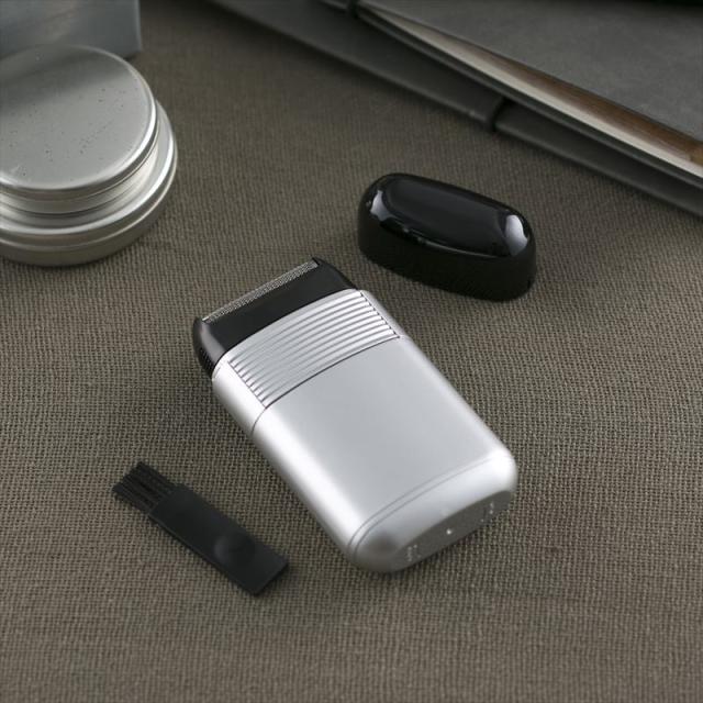 他サイト： 【三太郎の日◆P10倍】  旅行用 トラベル 出張 深剃りOK 電池式電気シェーバー 水洗いOK 貝印 Groom! ポケシェーの商品画像
