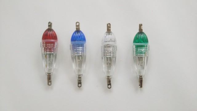 水中ライト 集魚灯 Led 夜釣りに 8g 6cm 電池付き 夜光 タチウオ イワシ アジ イカ メバル 高輝度 点滅 水中 ライト の通販はau Pay マーケット 雪見堂