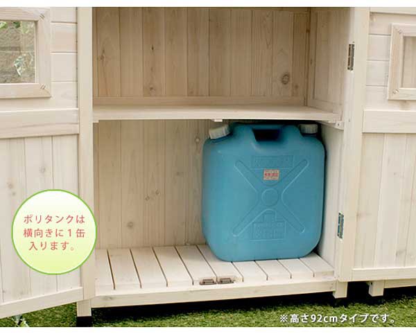 ポリタンクは横向きに1缶入ります