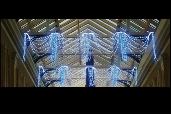 爆売り あす楽対応 最終価格 Led イルミネーション Led ビッグカーテンライト ドレープ 装飾 しだれ ブルー ホワイト 在庫限りセール Speufpel Com