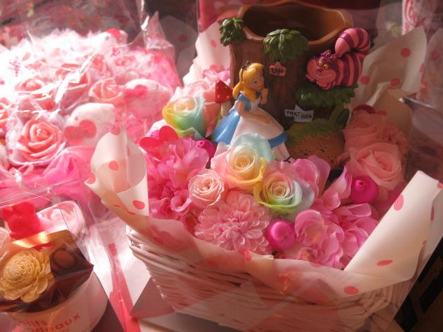 結婚祝い ディズニー 花 フラワーギフト アリス 不思議な国のアリス レインボーローズ入り プリザーブドフラワー ケース付き の通販はau Pay マーケット フラワーガーデンリーブス 商品ロットナンバー