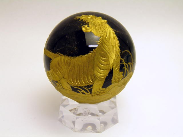 手彫り虎 丸玉 金彫り (モリオン) 黒水晶 62mm 飾り台付き 現品 送料