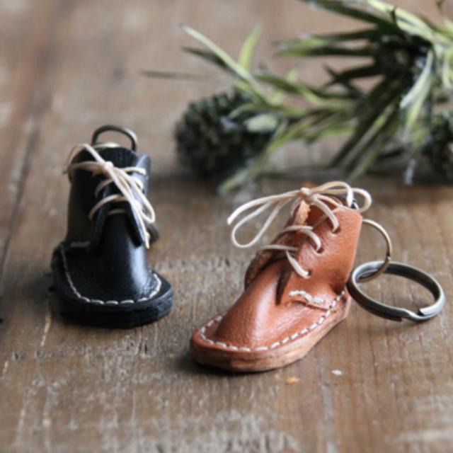 送料無料 ワークブーツがキーホルダーに 人気のミニチュアシリーズ 革 Ac 22 B おしゃれ かわいい レザー メンズ