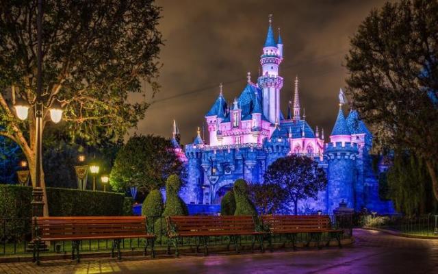 正規販売代理店 絵画風 壁紙ポスター はがせるシール式 ディズニーランド カリフォルニア 夜景 キャラクロ Dnlc 002w1 ワイド版 921mm 576mm 建 セール価格 公式 Lovemesomegadgets Com